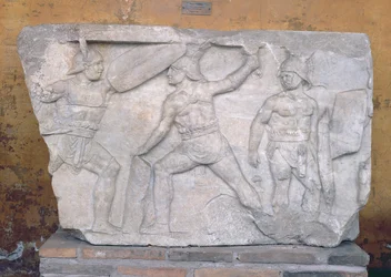 Relieve que representa gladiadores en combate